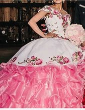 Load image into Gallery viewer, Charro Pink Quinceanera Dresses Floral Lace Appliqued Sweetheart Court Train Sweet 16 Prom Ball Gowns Vestidos De Xv Años 15