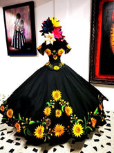 Load image into Gallery viewer, Magival Sunflowers Embroidery 2022 Mexican Quinceanera Prom Dresses Charro Off Shoulder Satin Ball Gown Sweet 16 Dress Vestidos