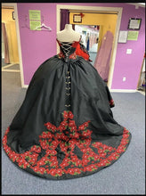 Load image into Gallery viewer, Black and Red Floral Flowers Quinceanera Dresses Mexican Charro Sweetheart Beaded Crystal Satin Vestido de Sweet 15 Ball Gown
